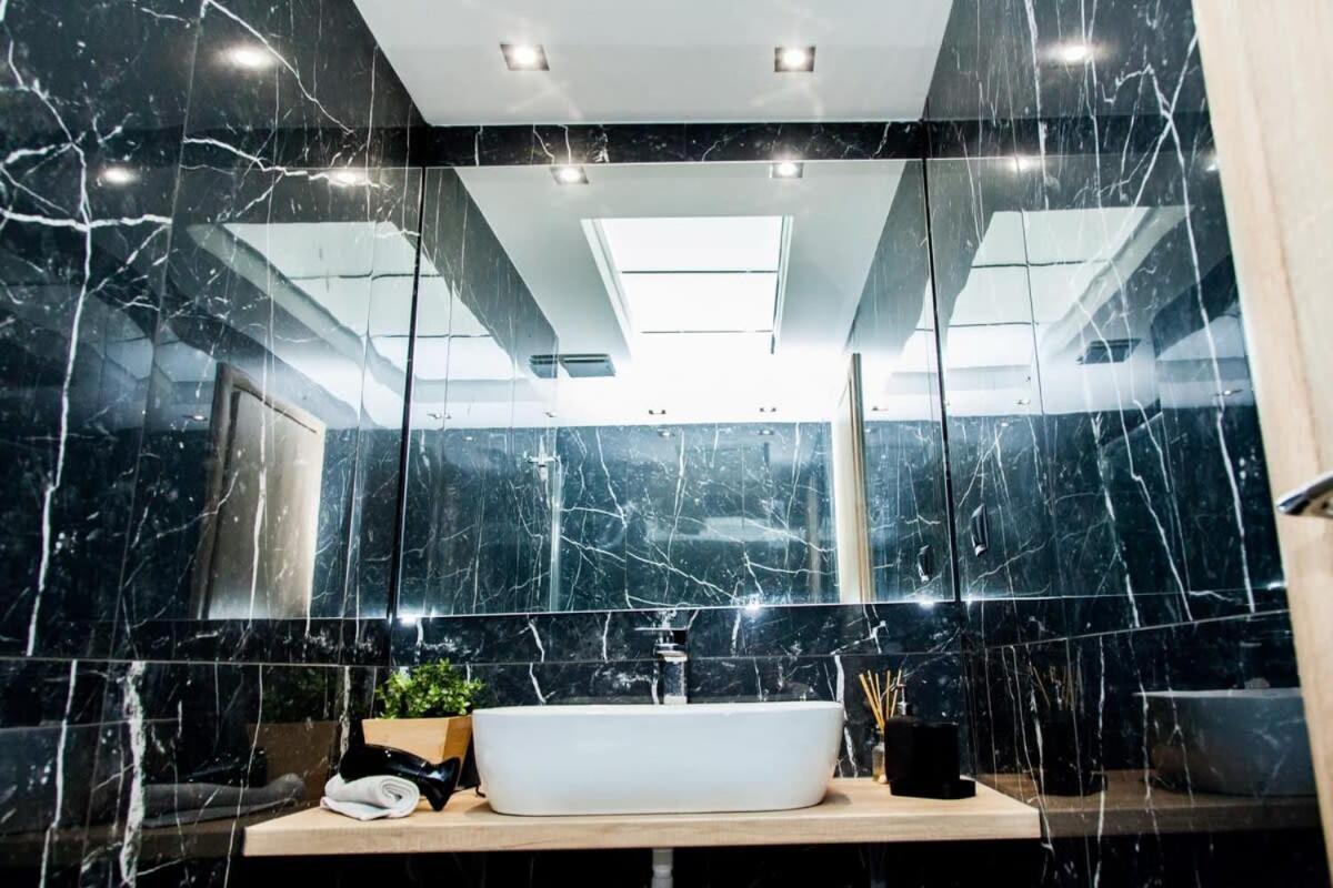 Contemporary And Chic Apartment In Central Aten Exteriör bild